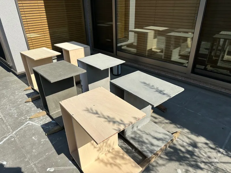 屋外に並べた製作中のモルタル家具。
